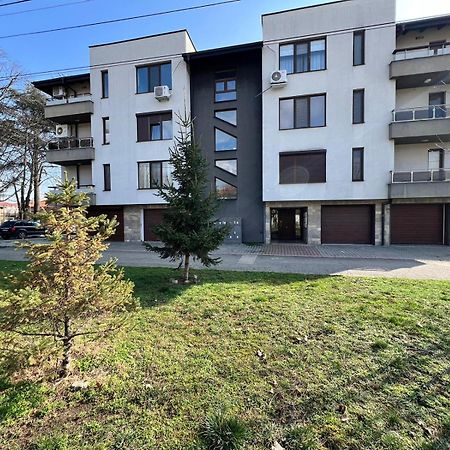 Kazanlak Large Guest House Apartment Near The Center With Full Kitchen & Dining Room, King Beds, Garden Patio, Free Parking & Self Check-In Exteriör bild