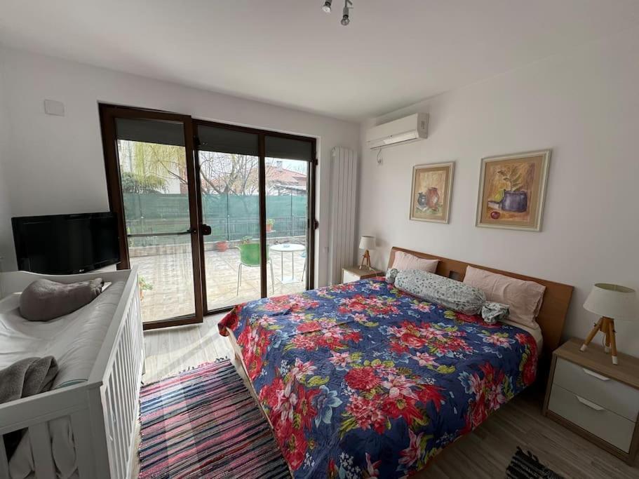 Kazanlak Large Guest House Apartment Near The Center With Full Kitchen & Dining Room, King Beds, Garden Patio, Free Parking & Self Check-In Exteriör bild