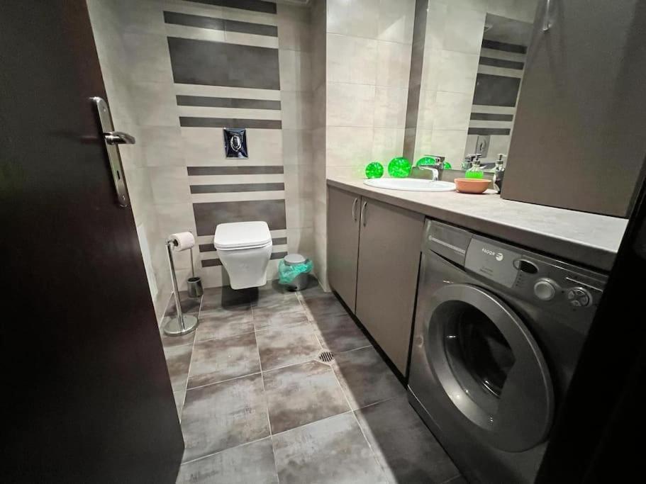 Kazanlak Large Guest House Apartment Near The Center With Full Kitchen & Dining Room, King Beds, Garden Patio, Free Parking & Self Check-In Exteriör bild