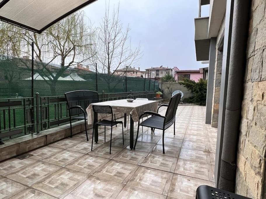 Kazanlak Large Guest House Apartment Near The Center With Full Kitchen & Dining Room, King Beds, Garden Patio, Free Parking & Self Check-In Exteriör bild