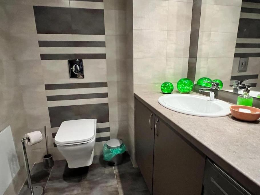 Kazanlak Large Guest House Apartment Near The Center With Full Kitchen & Dining Room, King Beds, Garden Patio, Free Parking & Self Check-In Exteriör bild